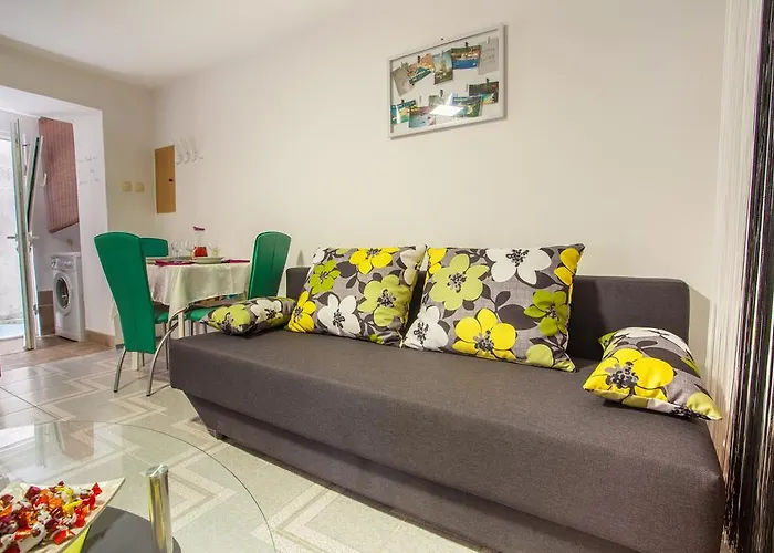 アパート Lena ツレス