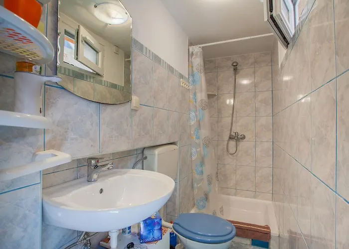 アパート Lena ツレス